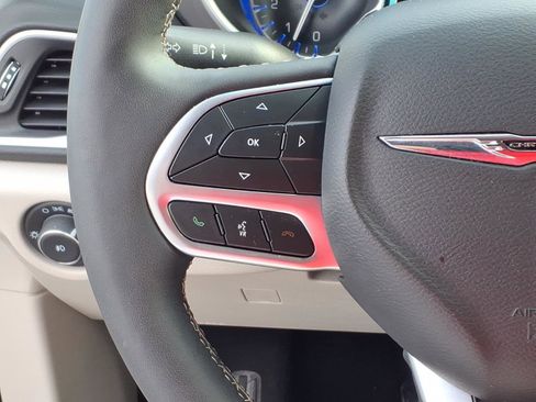 Used 2024 Chrysler Pacifica Touring-L image 18