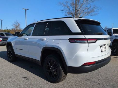 New 2025 Jeep Grand Cherokee Altitude image 6