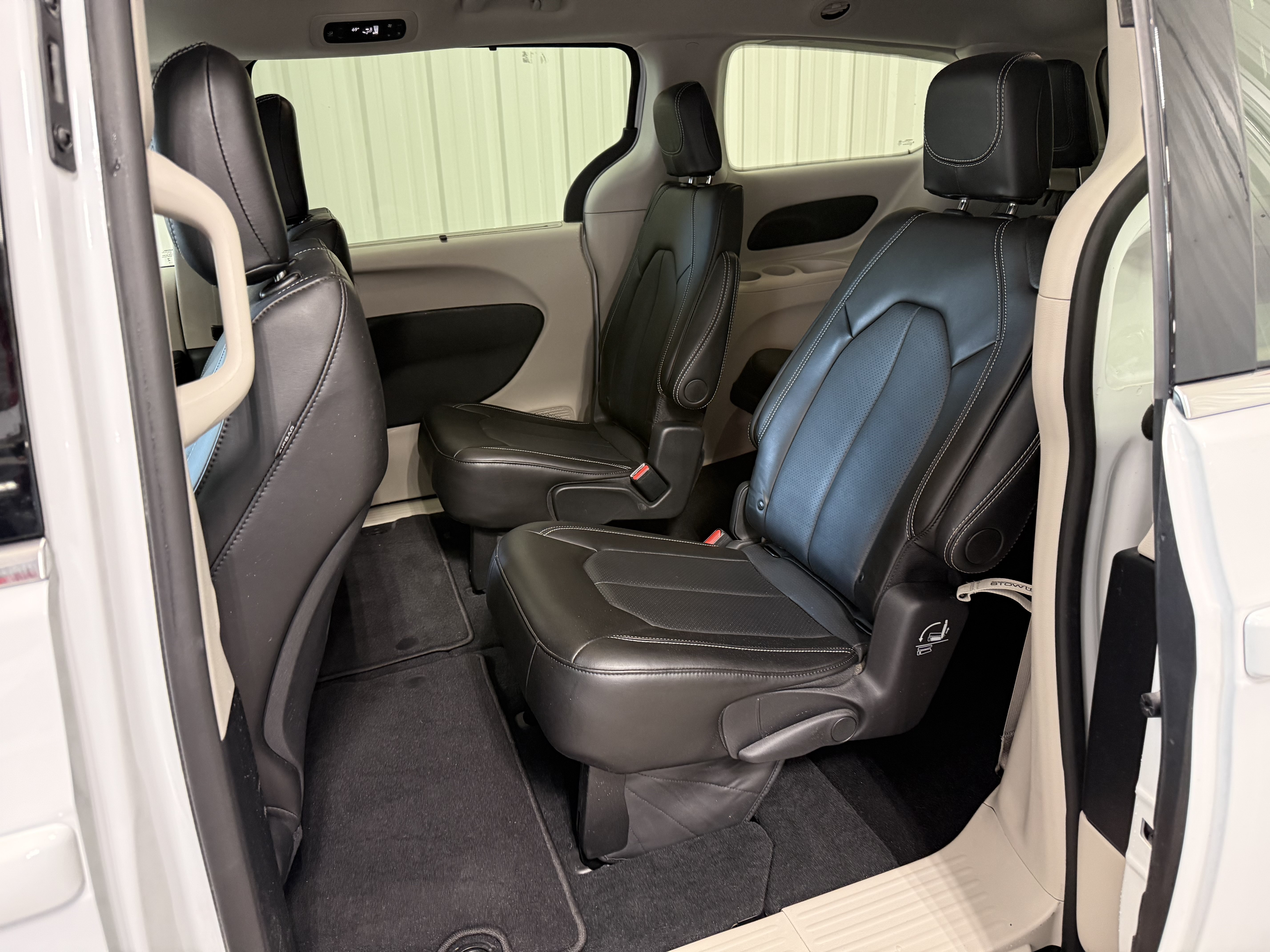 Used 2024 Chrysler Pacifica Touring-L FWD image 16