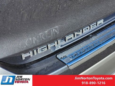 Used 2025 Toyota Highlander Platinum image 13