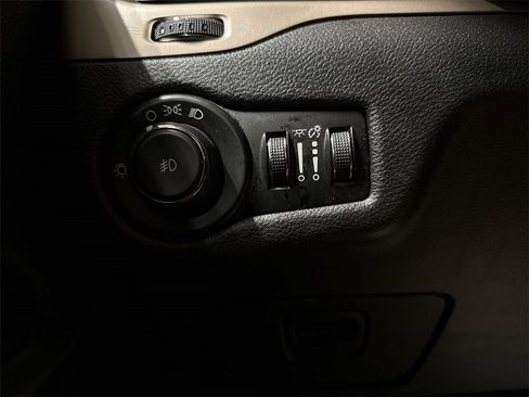 Used 2014 Jeep Cherokee Latitude image 16