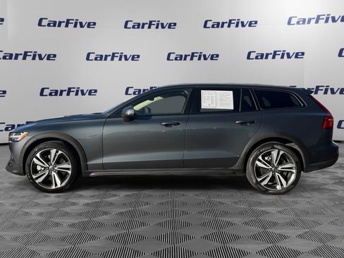 Used 2025 Volvo V60 B5 Cross Country Plus image 2