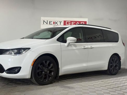 Used 2019 Chrysler Pacifica Limited w/ Advanced Safetytec Group FWD image 6