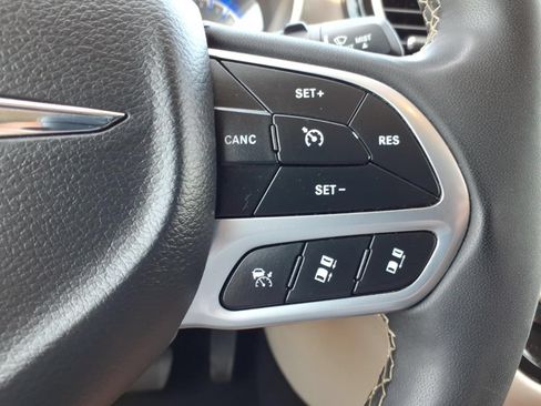 Used 2024 Chrysler Pacifica Touring-L FWD image 14