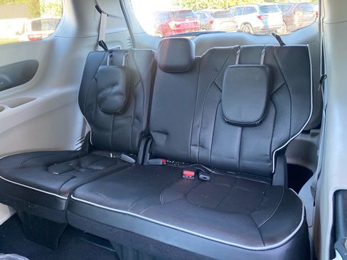 Used 2022 Chrysler Pacifica Limited w/ Uconnect Theater Family Group image 25