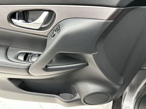 Used 2016 Nissan Rogue SV w/ SV Premium Package AWD/4WD image 13