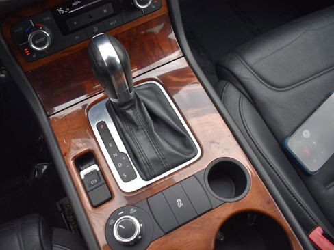 Used 2012 Volkswagen Touareg Sport image 18