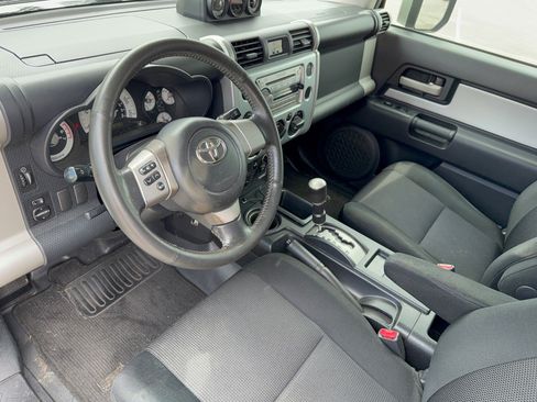Used 2007 Toyota FJ Cruiser 2WD w/ Upgrade Pkg 2 image 4