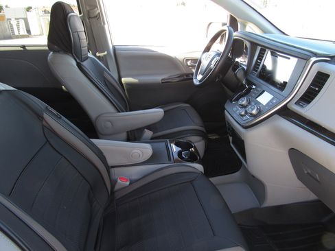 Used 2017 Toyota Sienna XLE image 9