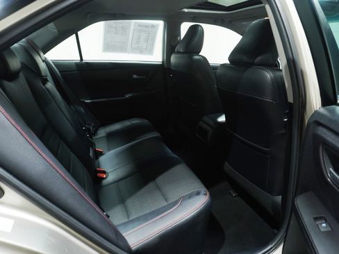 Used 2017 Toyota Camry SE w/ Moonroof Package FWD image 13