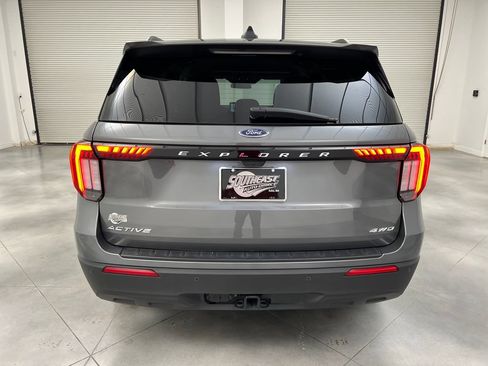 Used 2025 Ford Explorer Active AWD/4WD image 8
