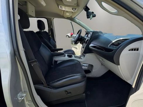 Used 2015 Chrysler Town & Country Limited FWD image 10