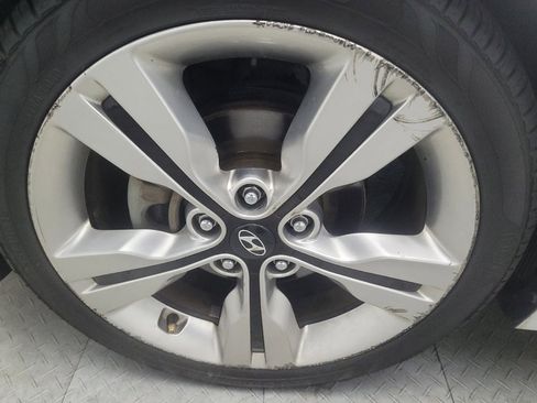Used 2017 Hyundai Veloster Value Edition FWD image 31