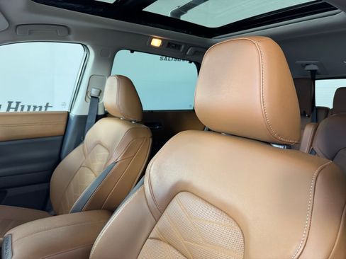 Used 2025 Nissan Pathfinder Platinum image 3