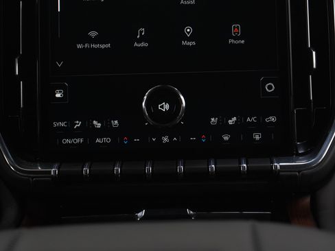 Used 2025 GMC Yukon XL Denali AWD/4WD image 17