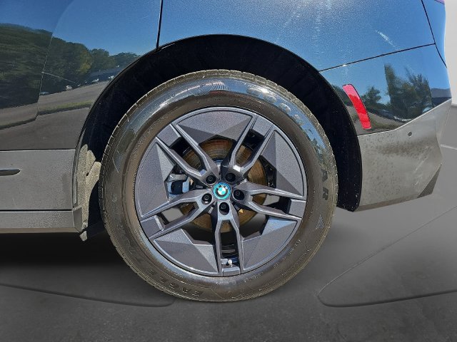 Used 2024 BMW iX xDrive50 w/ Premium Package AWD/4WD image 33