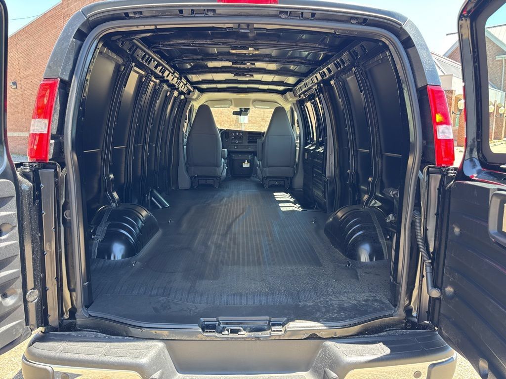 New 2026 Chevrolet Express 2500 Extended w/ Communications Package RWD image 7