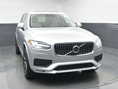 Used 2022 Volvo XC90 T6 Momentum w/ Advanced Package image 2
