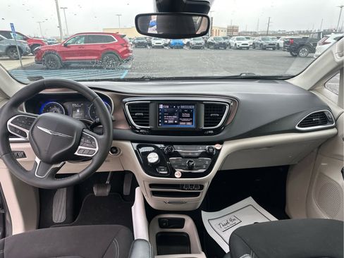 Used 2023 Chrysler Voyager LX image 17