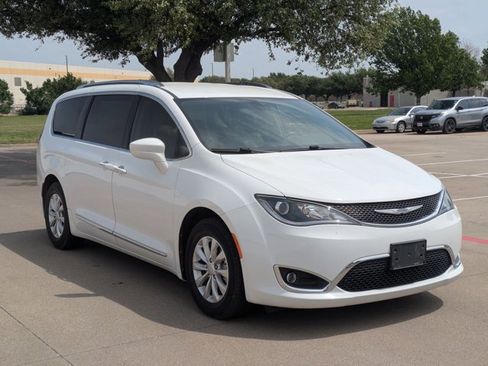 Used 2018 Chrysler Pacifica Touring-L w/ Premium Audio Group image 3