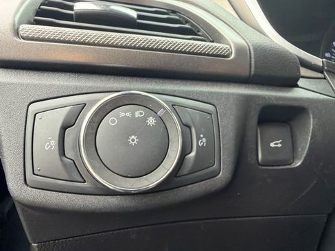 Used 2019 Ford Fusion SE FWD image 17