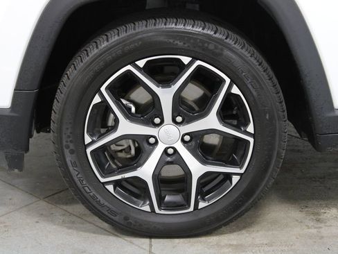 Used 2024 Jeep Compass Latitude AWD/4WD image 16
