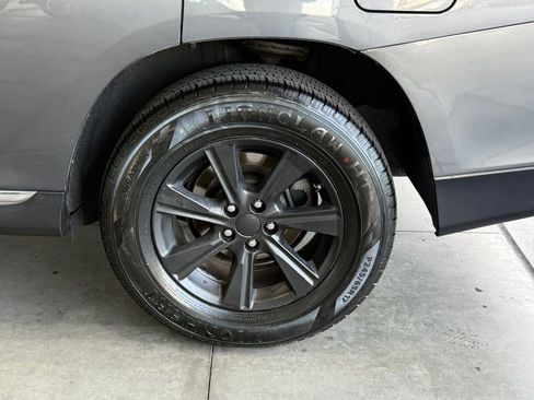 Used 2012 Toyota Highlander SE w/ Tow Pkg image 15