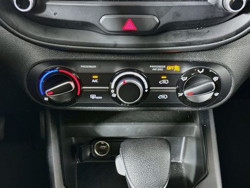 Used 2025 Kia Soul LX w/ LX Technology Package FWD image 23