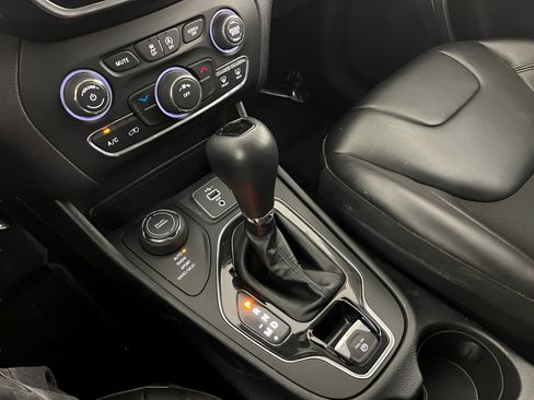 Used 2019 Jeep Cherokee Latitude Plus AWD/4WD image 22