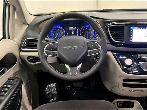 Used 2023 Chrysler Voyager LX FWD image 4