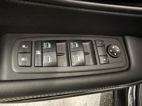 Used 2025 Chrysler Pacifica Select FWD image 10