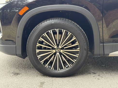 Used 2025 Volkswagen Tiguan S image 10