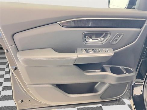 Used 2025 Honda Pilot Elite image 31