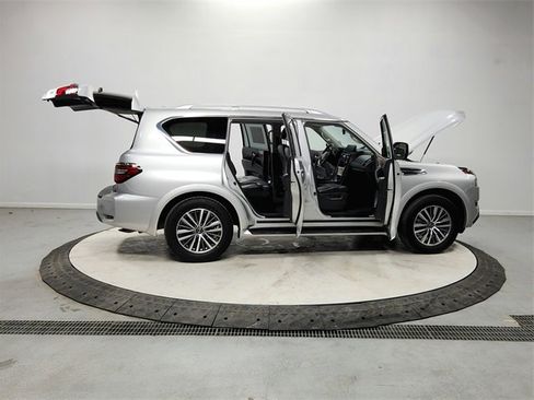 Used 2024 Nissan Armada SL image 16
