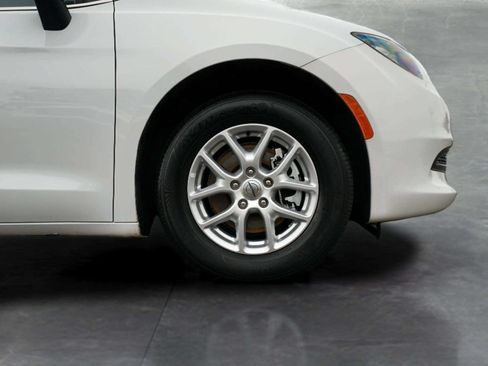 Used 2022 Chrysler Voyager LX FWD image 9