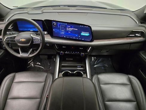 Used 2025 Chevrolet Suburban LT image 23