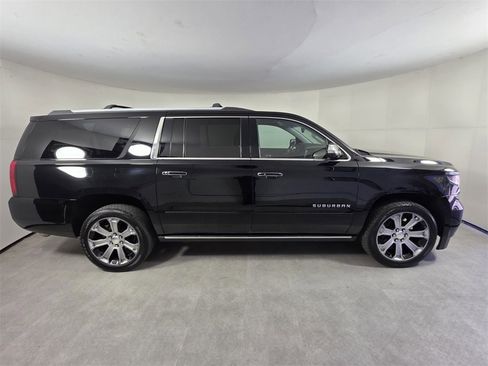 Used 2019 Chevrolet Suburban Premier image 3