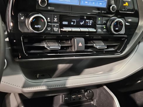 Used 2021 Toyota Highlander XLE image 32