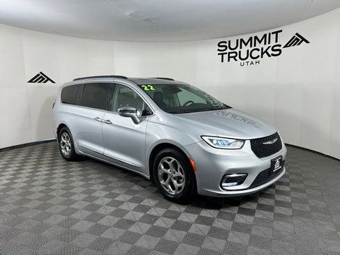 Used 2022 Chrysler Pacifica Limited FWD image 2