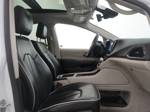 Used 2024 Chrysler Pacifica Limited image 11