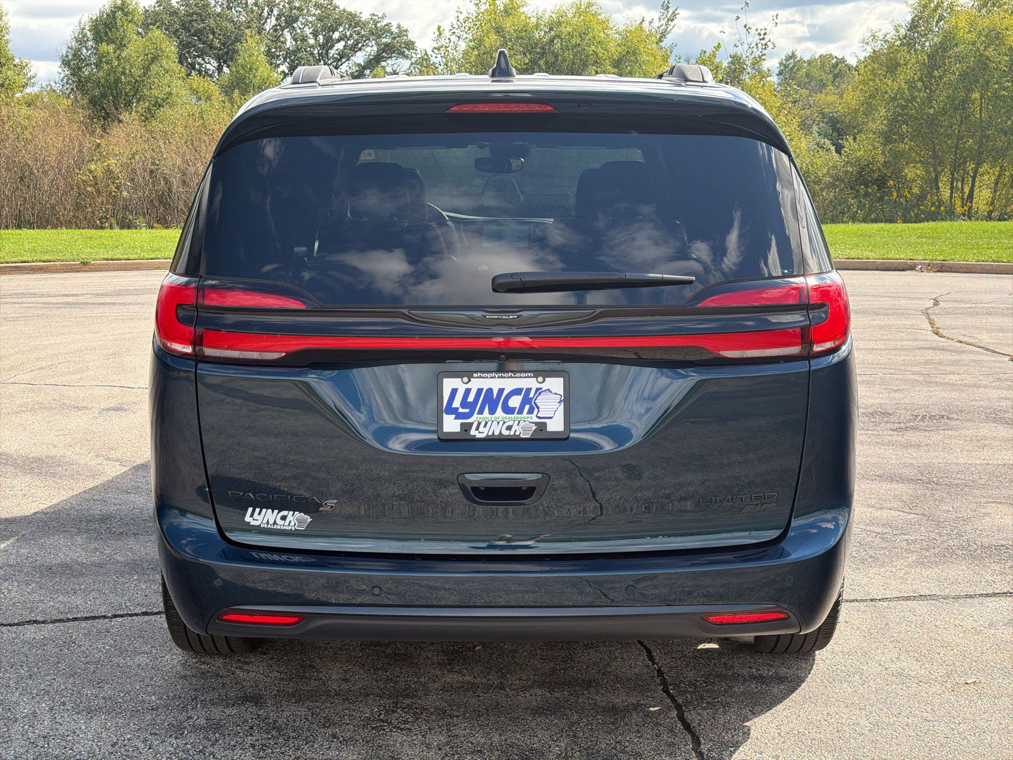 Used 2025 Chrysler Pacifica Limited AWD/4WD image 3