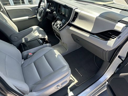 Used 2020 Toyota Sienna XLE FWD image 18