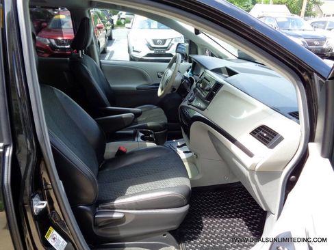 Used 2013 Toyota Sienna SE FWD image 20