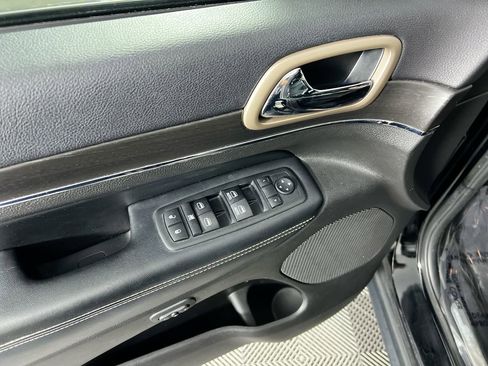 Used 2017 Jeep Grand Cherokee Limited image 14