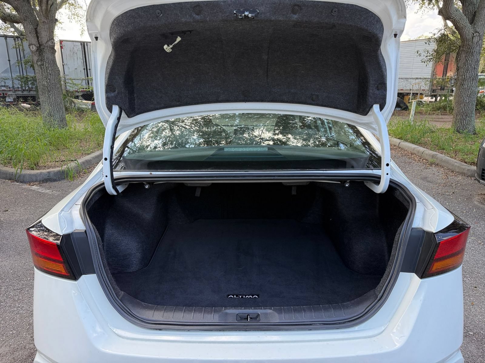 Used 2025 Nissan Altima 2.5 SV FWD image 27