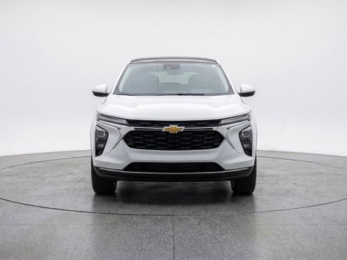 Used 2025 Chevrolet Trax LT FWD image 2