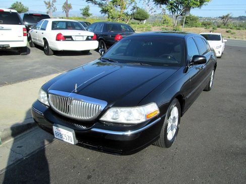 Used 2011 Lincoln Town Car Executive L image 1