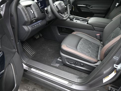 New 2026 Nissan Pathfinder Platinum FWD image 12