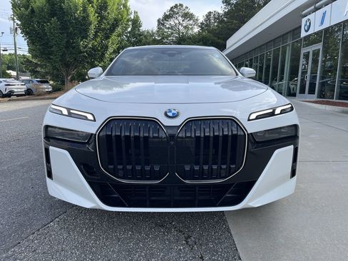 Certified 2025 BMW 740i w/ Premium Package RWD image 3