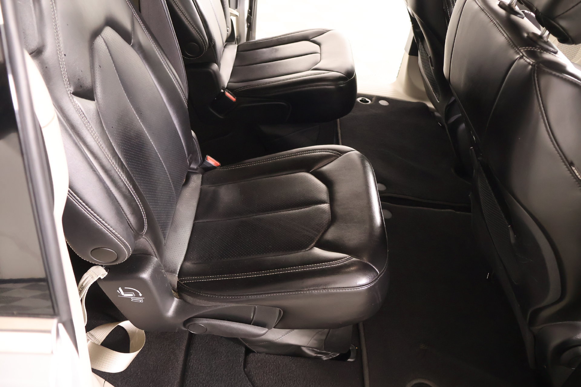 Used 2023 Chrysler Pacifica Touring-L FWD image 15